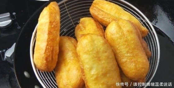 正确做法|炸油条用酵母和泡打粉都不对,面点师傅教你正确做法,黄金酥脆!