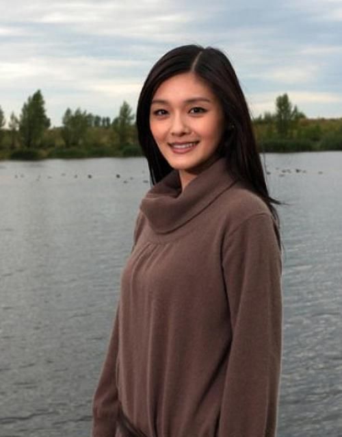 看起来|脸上有这4个“特征”,就放弃“黑长直”吧换上卷发会更女神