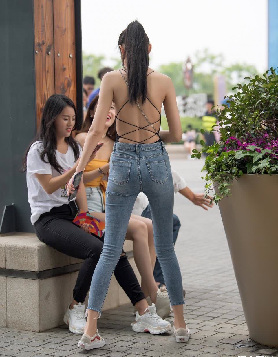 绑带背心 小姐姐的绑带背心显得她更加高挑! 网友: 没有长处莫撩她