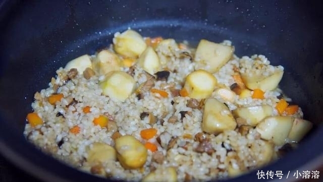 上桌|家人没胃口,教你用香芋做一锅焖饭,香味扑鼻,上桌吃3碗,好吃