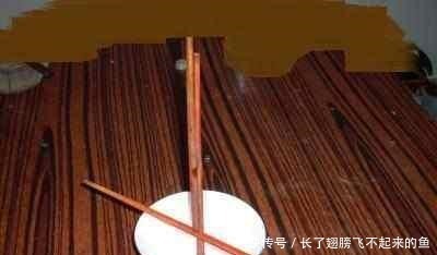 民间驱鬼秘术“清水立筷子”, 真能治疗疾病还是迷信 科学可以解释!