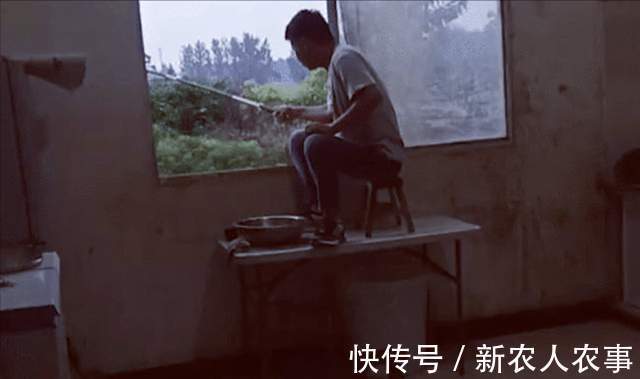 安徽一男子火了,直接坐在自己家的屋中钓鱼,网友:房子不卖吧?