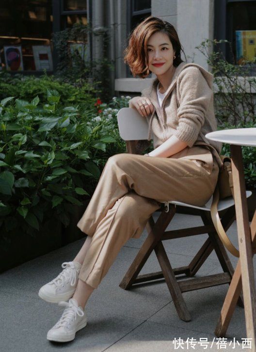 v领 穿毛衣,不一定要配半身裙才好看,学时髦精搭配裤子更时髦上档次