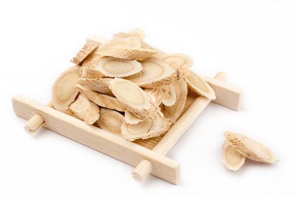 健脾|黄芪是“气药之王”，健脾益气，提高免疫力，但三类人先避一避