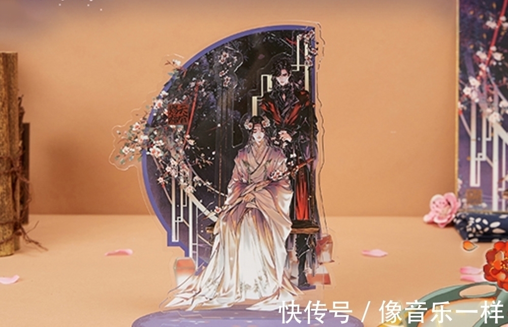 摇摇乐|《天官赐福》设计精美的立牌，灰灰的花怜真美，舍不得当手机支架