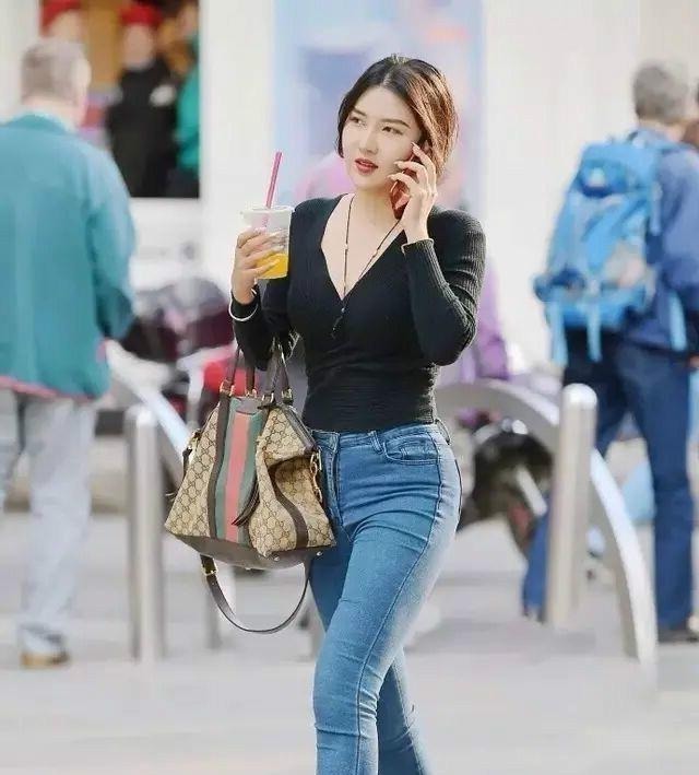 v领 吊带打底裤清凉露肉,有一种独特魅力,还不显胖