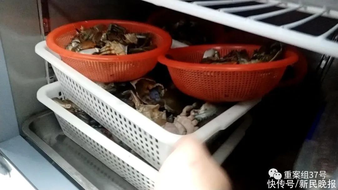 后厨|网红餐厅被曝隔夜死蟹当活蟹卖，土豆变质、肉品变味！道歉了，也被立案了
