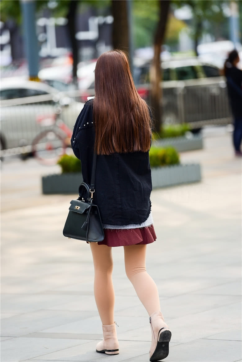 小姐姐 街拍美女:寒风中的短靴小姐姐,别有一分韵味