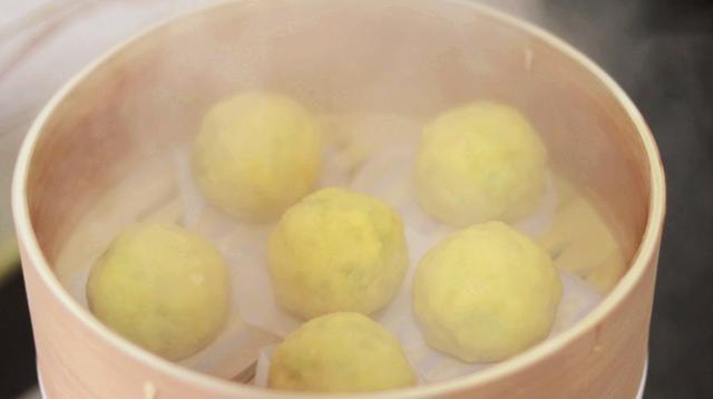 不用和面就能吃上菜团子，玉米面上滚一滚就下锅，皮薄馅多味道好