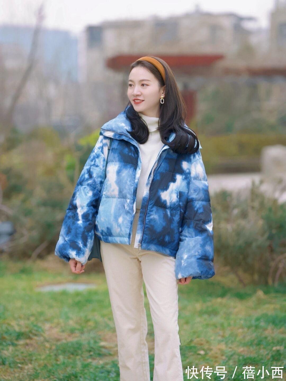 美眉|穿羽绒服下装搭什么才时髦?首选“小白裤”和“半身裙”,真好看