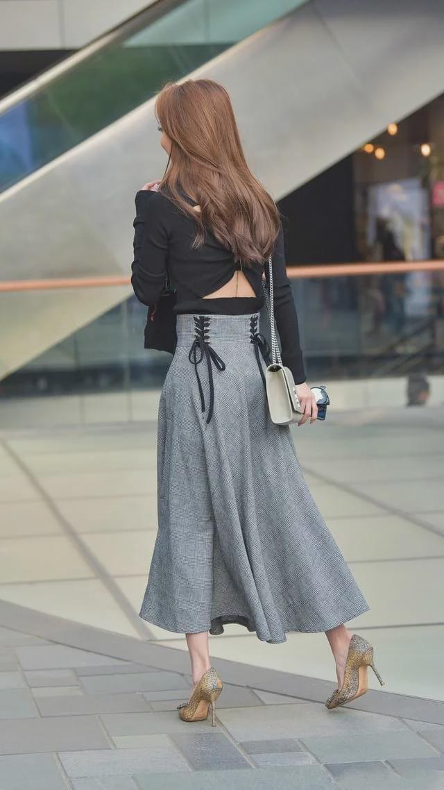 黑色针织长袖, 搭配灰色A字半身裙, 小姐姐颜值和身材双双在线