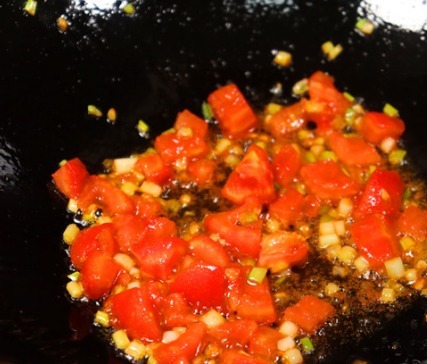 面疙瘩别用筷子搅了，一个塑料瓶就搞定，1分钟做一大盘，太实用