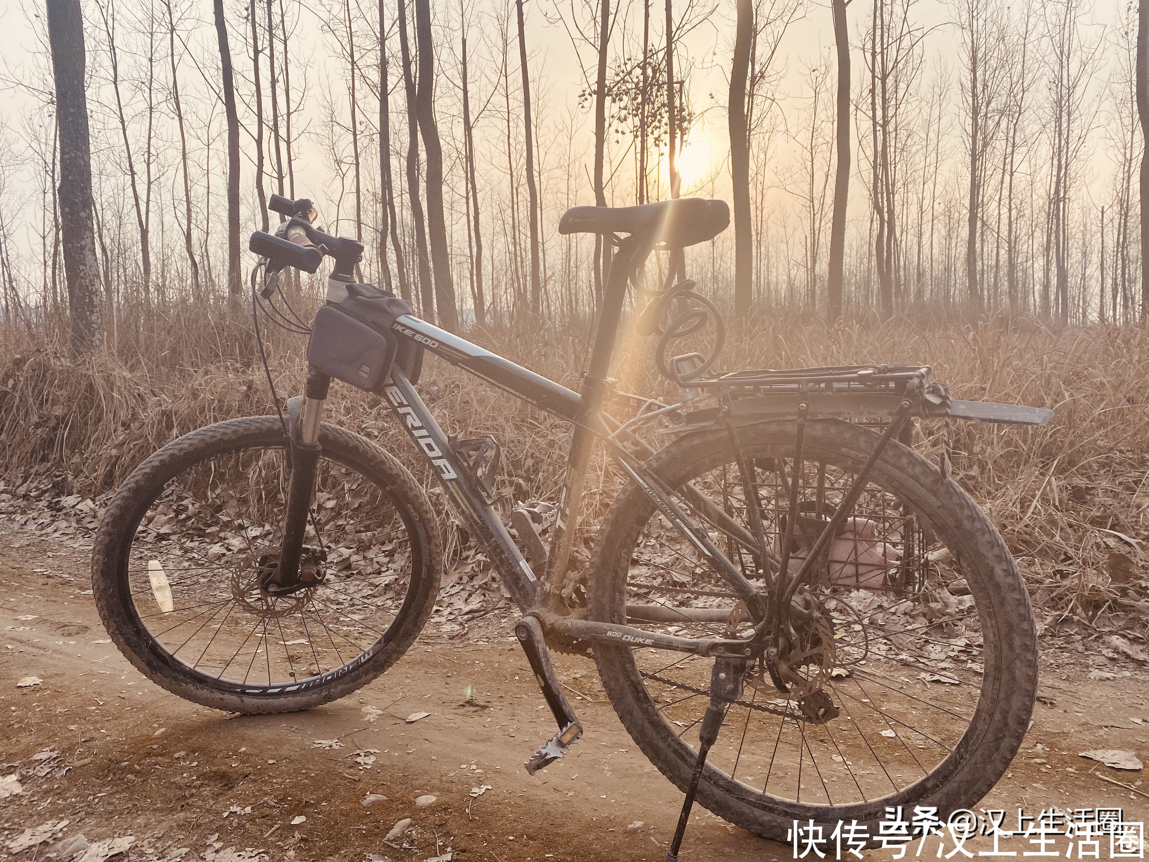 墨秋日曰：独卧溪边任水流，静坐青石意悠悠，风爱荒野