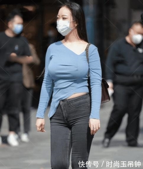 美女|蓝色斜领毛衣,彰显独特魅力,活力满满,既青春又减龄