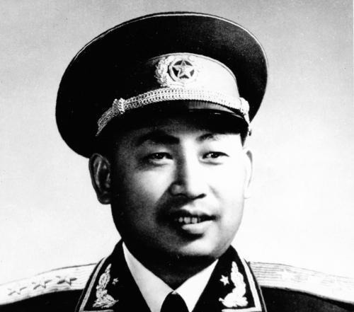 上级|他被上级任命为东北民主联军一纵司令，原司令让贤，跟他学打仗