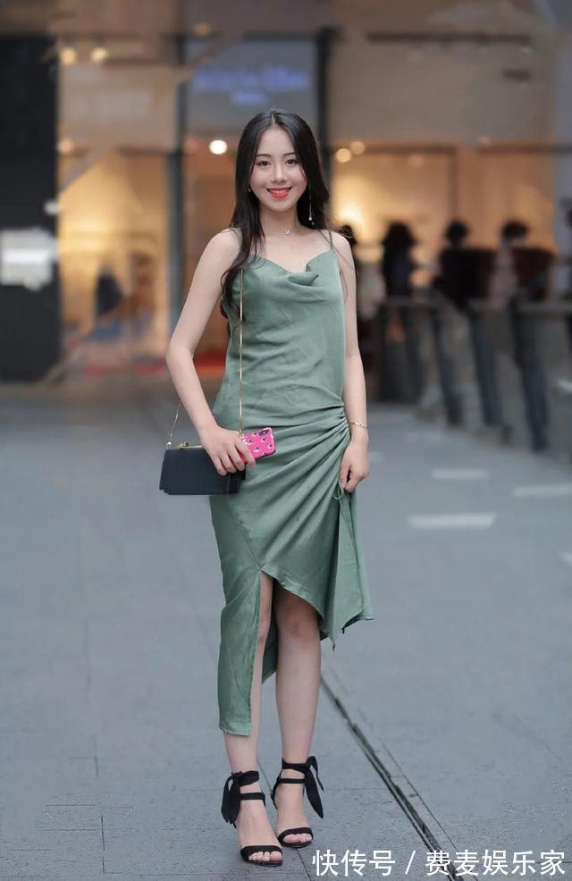 青色 藏青色连衣裙搭配绑带高跟鞋,简约时尚,自信大方