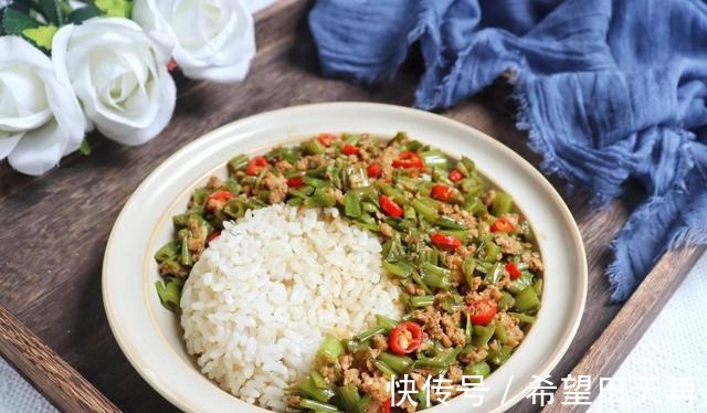 菜梗|7月,这碱性蔬菜可多吃,2块钱买1大捆,去叶留菜梗一炒,真爽脆!