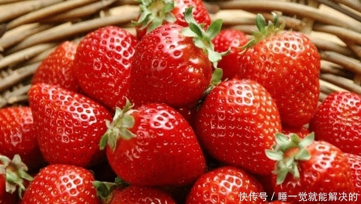 春天,草莓不要直接吃了,试试此做法,香甜软糯,好吃零添加