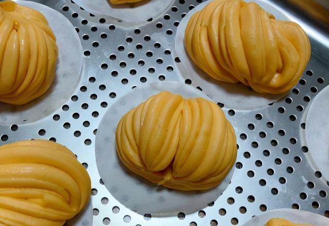 搞定|胡萝卜花卷家常做法,用一根筷子就能搞定,暄软层次还多