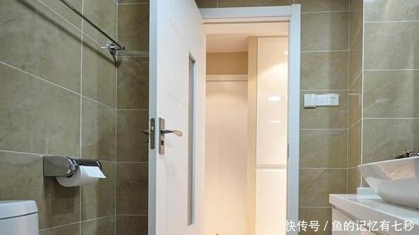 卫生间|卫生间万万不要装平开门，越来越多人装这种代替，后悔知道晚了
