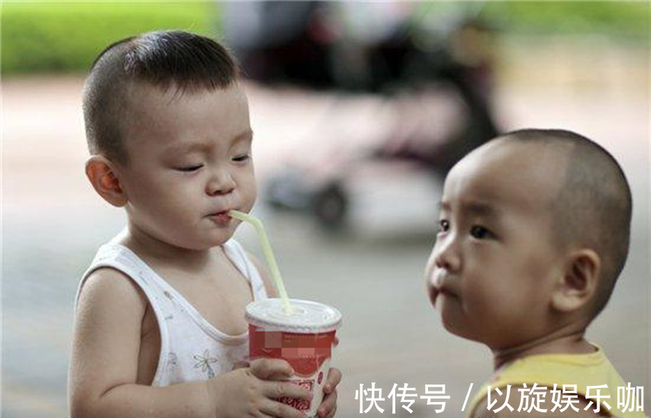 差距|双胞胎哥哥“每天一杯牛奶”,弟弟“从不喝牛奶”,3大差距明显