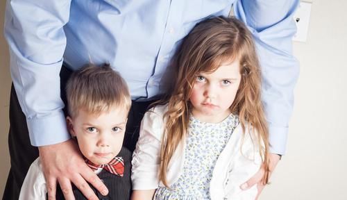 不听话|孩子被打后若有这些反应,实际上是在“求救”,请家长们别再打了