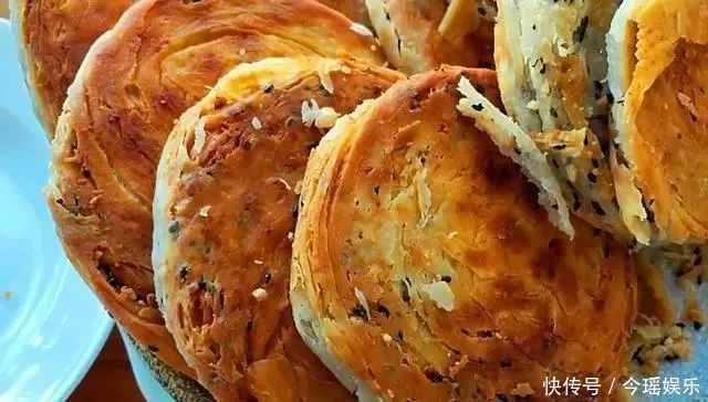 酥饼|这面食我三天两头做一回，做法简单，酥脆掉渣，每次做一锅不够吃