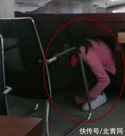 笑岔气！青岛67岁老人玩捉迷藏，披上花棉袄飞檐走壁！最后藏到了这里…