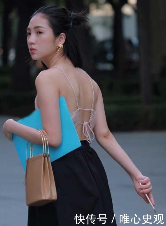 颜值|街拍美女:高颜值女神时尚装扮有亮点,小吊带藏不住好身材