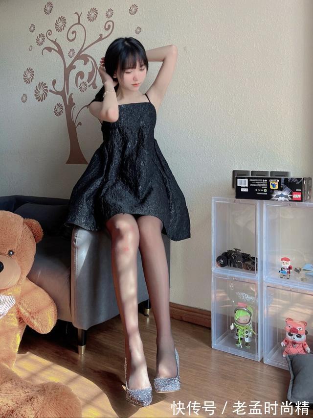 女人|黑色连衣裙美女,温柔贤淑,女人安静的时候有一种美感,好漂亮