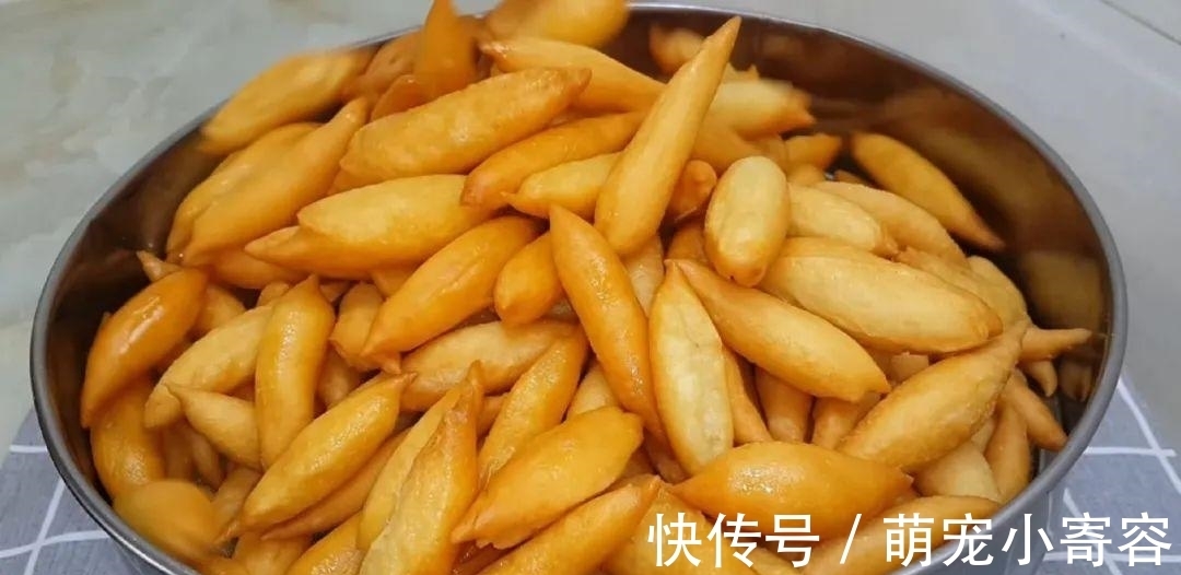 麻花|面粉别炸油条了，撒2把芝麻，外皮焦脆又香甜，比油条麻花好吃