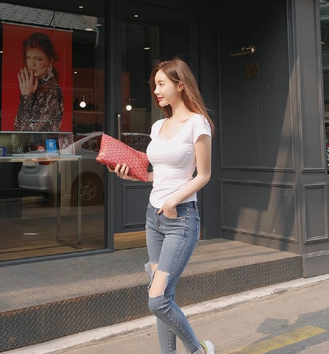 紧身的破洞牛仔裤，修长迷人，显得清新爽朗充满活力哦