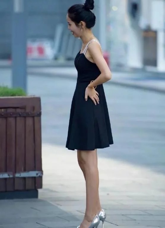 美女|街拍:灼灼其华的美女,一件卡其色上衣配白色打底裤,唯美好身姿