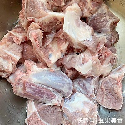 #暖冬酱在手,嗨吃部队锅#大骨煳锅贴