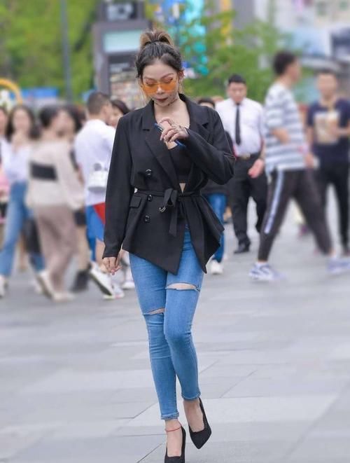 街头美女的另类造型，拿“图钉”当配饰，故意“剪破”牛仔裤