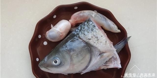 鱼头|煮鱼汤时,直接加水炖大错特错,牢记2个诀窍,鱼汤奶白色没腥味