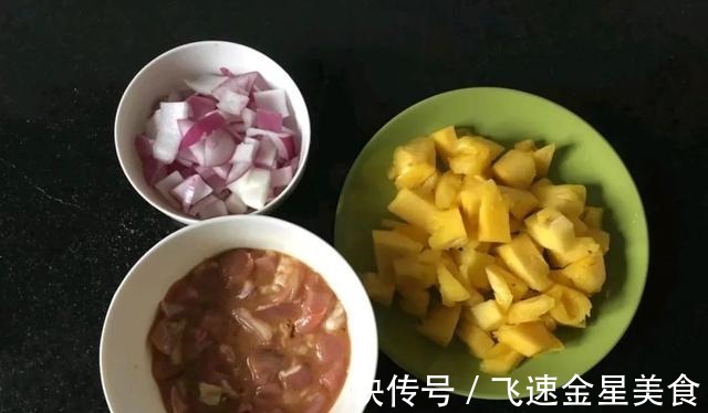 老何说菜丨菠萝炒肉,绝不是黑暗料理!