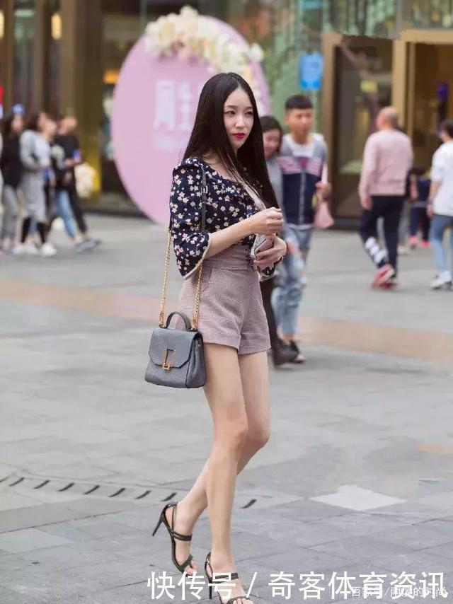 美女脚上一双气质的尖头高跟鞋,走在路上也是一道美丽的风景