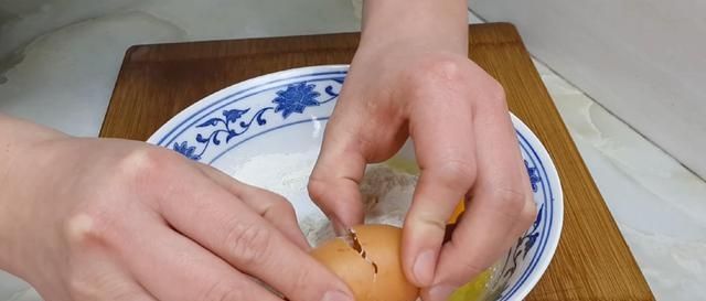 学会|以后面粉就这样做,撒1把葱花,比鸡蛋饼还好吃,学会自己当老板