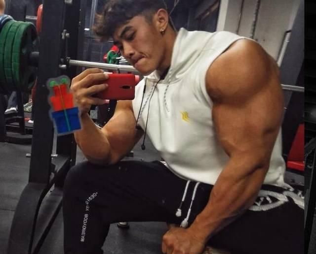 体脂|中国最帅气体质肌肉男,吴龙之后下一个健体一哥,宽肩细腰低体脂