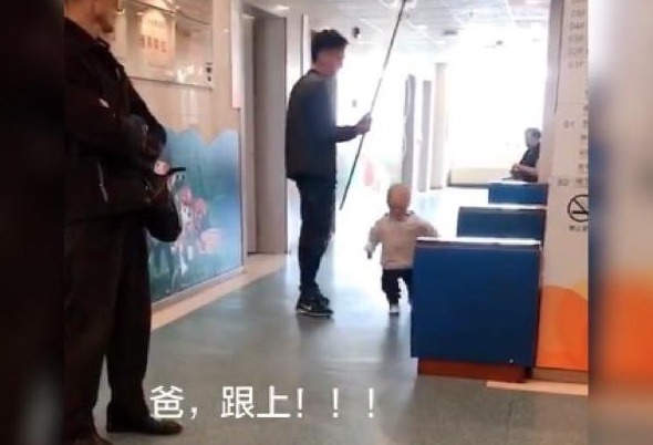 宝宝|2岁萌娃挂点滴“溜爹”,医生在一边都看懵了,宝宝:爸,跟上