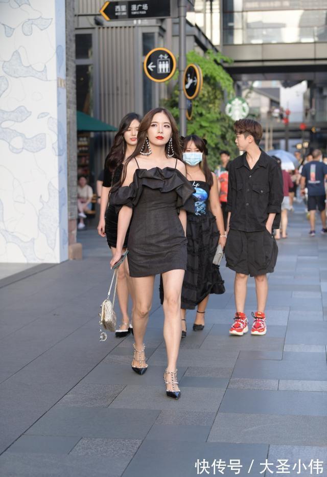 街拍 美女街拍:黑色荷叶边吊带裙,穿出了清新与时尚,优雅美丽又不失浪漫的气息
