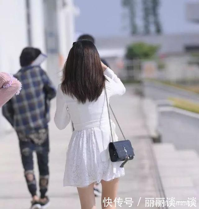 西装|街拍半身西装半身裙,美女这件衣服有点独特!让人移不开眼