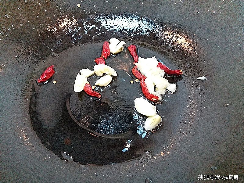 原来炒青菜也有窍门，这么炒色泽翠绿油亮，口感脆爽，简单又营养