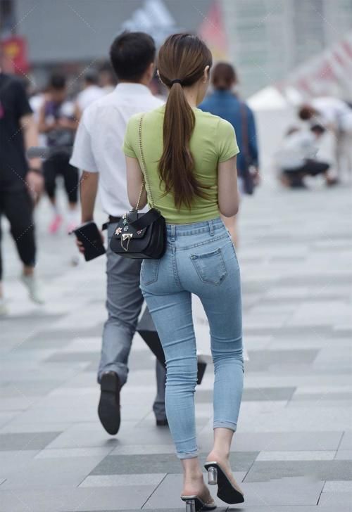 当抹茶绿遇上牛仔蓝，经典又洋气，看上去舒适干练