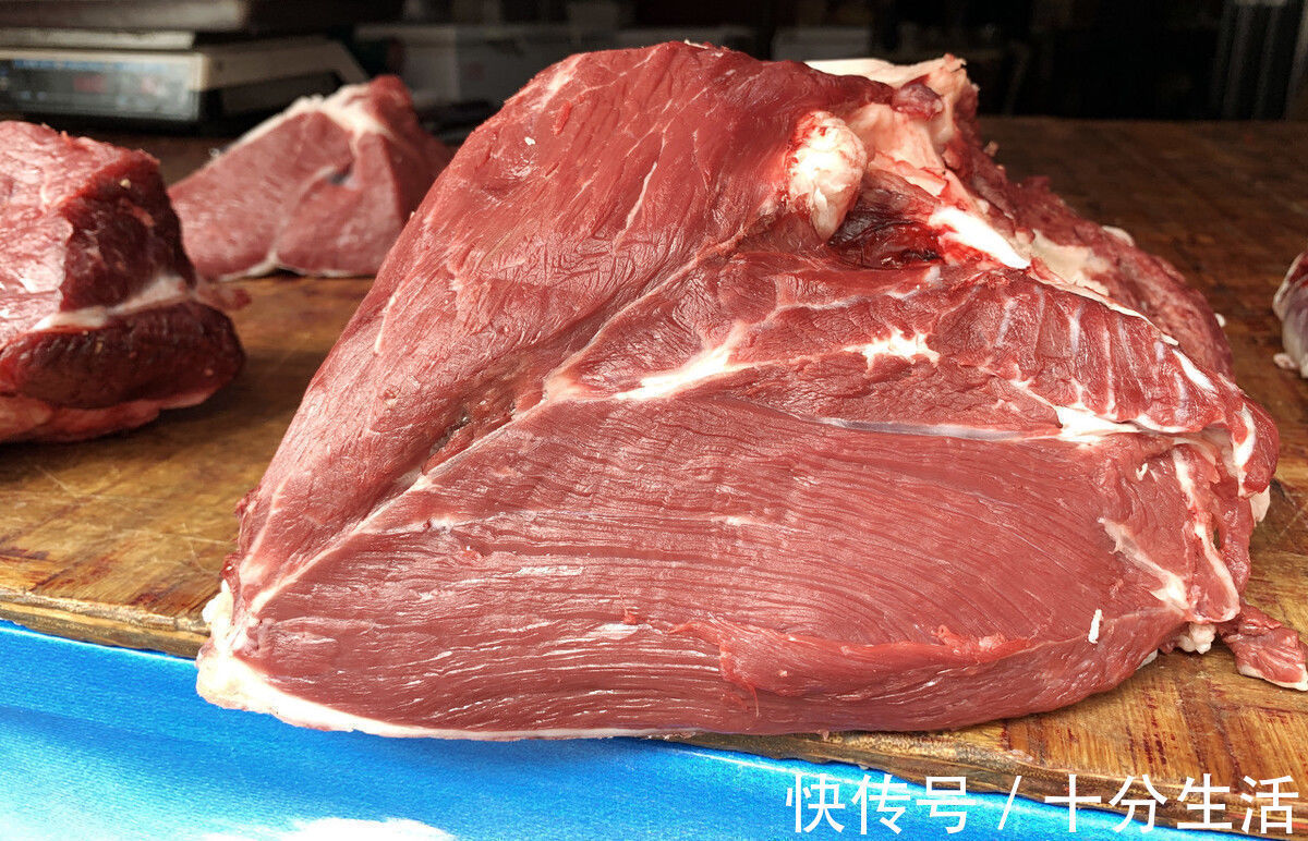 买羊肉时,先看肉皮后看肉,记住4个小窍门,一挑准是新鲜好羊肉
