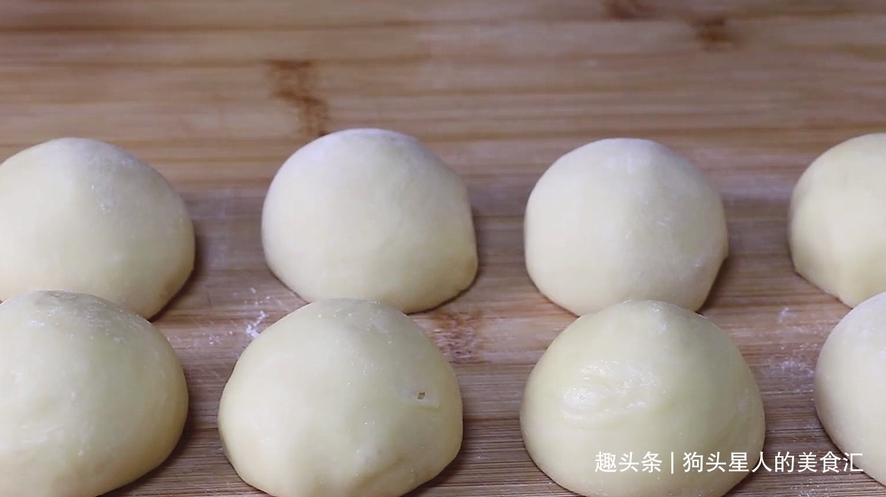 想吃面包不用出去买了,教你在家做,金黄酥脆会拉丝,柔软香甜