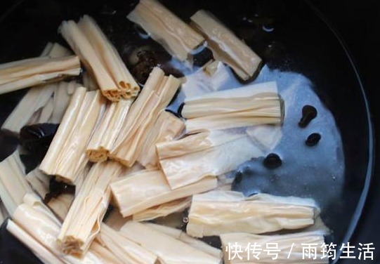 浸泡|夏季泡腐竹,别只会加水泡!教你饭店不外传技巧,时间短无硬芯!