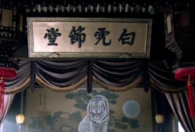 宋江!在水浒里出场很少,却能打败林冲,重要的是他还不会武功!