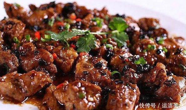  家常菜清蒸鲳鱼、豉汁蒸排骨、蒜苗回锅肉